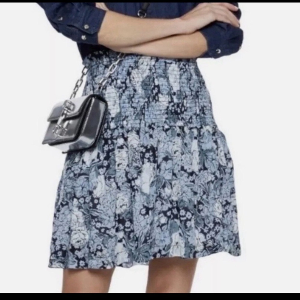 GANNI Blue Floral Georgette
Smocked Pull on Lined Mini Skirt
Size 36 - Picture 3 of 11